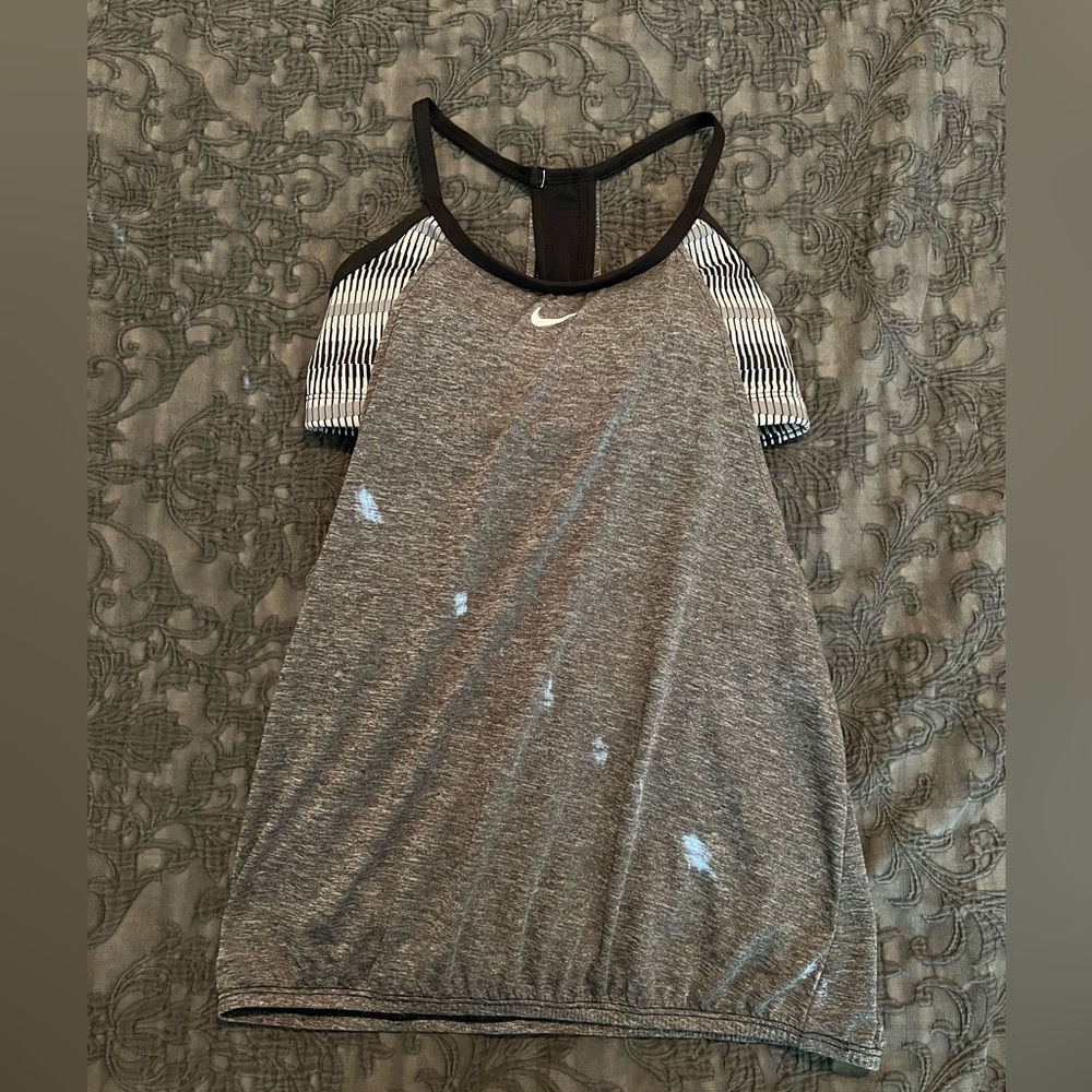Nike Women’s workout Rank Top with built in Bra Sz Small